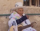 رغم بلوغها 118 عامًا.. مسنة بوليفة تغنى وتعزف على أوتار آلة الكوران