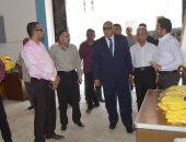 محافظ الوادى الجديد يوجه بتوفير زى مدرسى بالمجان لطلاب الأسر الأولى بالرعاية