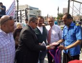 طوابير الأهالى تتجه من الفجالة لمعارض "كلنا واحد" للحصول على الأدوات المدرسية بأسعار مخفضة.. "الداخلية": مهمتنا خدمة المواطنين.. والأهالى: السيسي يزيح المعاناة عن الغلابة والشرطة تمد جسور الثقة مع الشعب