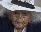 عمرها 118 عاما وقلبها 18.. حكاية امراة معمرة تعشق الغناء.. صور