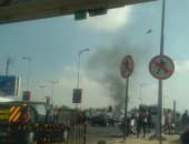 صور.. حريق بسيارة أمام مدخل مدينة الشيخ زايد