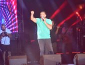 4 فيديوهات من حفل عمرو دياب فى مارينا.. لو ماروحتش