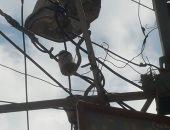 أسلاك الكهرباء المتهالكة تهدد حياة أهالى قرية دير الوسطى بالدقهلية للخطر