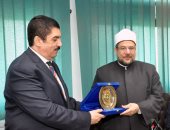 محافظ القليوبية يهدى درع المحافظة فى عيدها القومى لوزير الأوقاف 