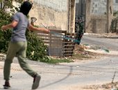 صورة اليوم.. طفل فلسطينى يواجه رصاص الاحتلال الإسرائيلى بالنبلة