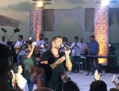 فيديو وصور.. عمرو دياب يحيى حفلا جديدا فى الساحل الشمالى على شاطئ البحر