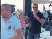 4 فيديوهات من حفل عمرو دياب الجديد فى الساحل على الشاطئ