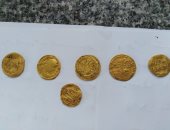 الآثار تثبت أثرية 44 عملة ذهبية تعود للعصر الإسلامى قبل تهريبها.. صور