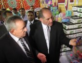 مساعد وزير الداخلية يتفقد معرض لمواجهة غلاء الأدوات المدرسية برمسيس 
