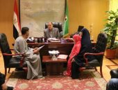 محافظ الفيوم يستقبل أسرة مجند استشهد بسيناء