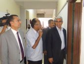 رئيس جامعة جنوب الوادى يتفقد اجراءات الكشف الطبى على الطلاب الجدد