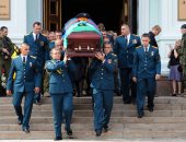 صور.. عشرات الآلاف يشيعون جثمان قائد جمهورية دونيتسك
