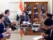 صور.. رئيس الوزراء يتابع مع وزير الآثار سير العمل بالمتحف المصرى الكبير