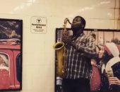 شاب أفريقى يعزف السلام الوطنى المصرى فى مترو بوسطن بالـ"ساكسفون" (فيديو)