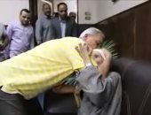 فيديو.. محافظ المنوفية يقبل رأس رجل مسن ويستجيب لشكواه