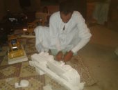 صور.. قصة شاب موهوب بسوهاج يصنع المجسمات من الجبس فى منزله لبيعها  