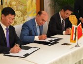 مميش لـ"اليوم السابع" من الصين: وقعنا 3 اتفاقيات باستثمارات 1.1 مليار دولار ..وفاتحين إيدينا لأى مستثمر يفيد الاستثمار بمصر.. وقناة السويس أسرع قناة تصل بين الشرق والغرب..واختصرنا زمن العبور لـ11 ساعة فقط