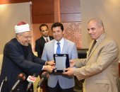 صور.. وزير الشباب يكرم المحرصاوى على هامش انطلاق قافلة الأزهر لشمال سيناء