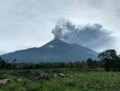 شاهد لحظة انفجار بركان جزيرة سولاويزى بعد أيام من زلزال تسونامى العنيف