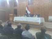 صور.. محافظ الوادى الجديد يلتقى شباب الخريجين بالداخلة ويستعرض الإنجازات