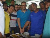 بلدية المحلة يحتفل بعيد ميلاد المدير الفنى للفريق قبل مباراة الديربى