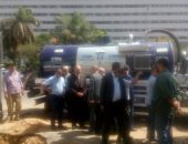 محافظ القاهرة يتفقد موقع كسر ماسورة مياه بتقاطع شارع العروبة مع يوسف عباس