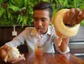 صور.. افتتاح مقهى يقدم المشروبات مع الثعابين الحية والزواحف فى كمبوديا