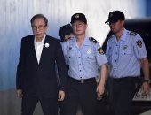 صور.. رئيس كوريا الجنوبية الأسبق يمثل أمام المحكمة بتهم فساد