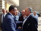 فيديو وصور.. وصول وزير الرى لتفقد استعدادات محافظة البحيرة للسيول والأمطار