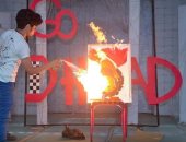 طالب يبدع فى رسم لوحات فنية باستخدام خام الفحم والنار