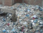 قارئ يشكو من انتشار القمامة بشارع زكريا بيك بمحافظة الإسكندرية