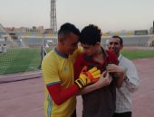 صور.. عصام الحضرى يحقق أمنية شاب من ذوى الاحتياجات فى مران الإسماعيلى