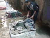 صور.. مياه الصرف الصحى تدخل المنازل بشارع منصور غانم فى بشتيل