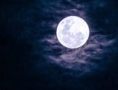 "القمر الأحدب" قرب زحل الليلة ويزينان قبة السماء فى مشهد يرى بالعين المجردة
