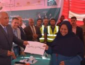 صور.. محافظ الوادى الجديد يسلم 54 وحدة سكنية مجانية للحالات الأولى بالرعاية