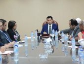 وزير الرياضة يلتقي لجنة الشباب بالاتحاد الدولي لجمعيات الصليب والهلال الأحمر 