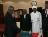 رئيس الوزراء السودانى الجديد يؤدى اليمين الدستورية أمام الرئيس عمر البشير