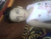 أب يستغيث بوزارة الصحة والمسئولين لعلاج ابنه المصاب بضمور العظام