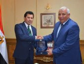 وزير الشباب والرياضة يلتقى محافظ الوادى الجديد.. صور