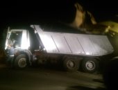 البيئة تضبط سائق سيارة يتخلص من حمولة "قمامة" على مصرف كوم أشفين بالقليوبية