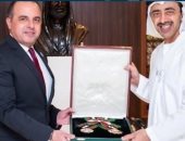 رئيس الإمارات يمنح السفير المصرى وسام الاستقلال من الطبقة الأولى