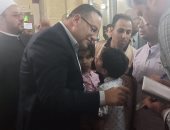 فيديو.. محافظ الإسكندرية يمنح طفلا كفيفا مكافأه مالية لتفوقه فى قراءة القرآن
