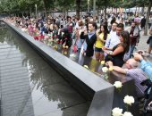 الأمريكيون يحيون الذكرى السابعة عشر لأحداث 11 سبتمبر  بالورود