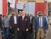 محافظ بنى سويف يتفقد معرض "كلنا واحد" لتوفير مستلزمات المدارس