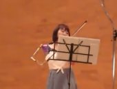 فيديو.. "فتاة لا تعرف المستحيل".. يابانية تبدع فى عزف الكمان بيد صناعية  