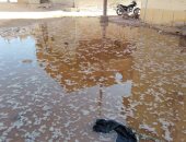 اضبط مخالفة.. انفجار ماسورة مياه شرب تغرق شوارع قرية المعصرة بالداخلة