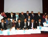 صور.. وزير التعليم العالى يكرم 18 طالبا بكلية الطب فى جامعة المنصورة 