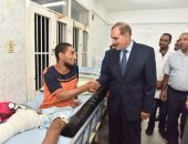 فيديو وصور.. محافظ أسيوط يزور صاحب منزل منفلوط المنهار ونجله بالمستشفى