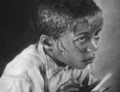 قارئ  يبدع فى رسم بورتريهات متنوعة باستخدام الرصاص وألوان الخشب