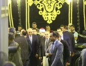 فيديو.. وزير الري وبهاء أبو شقة وفنانون وسياسيون يشاركون في عزاء شقيقة حسن راتب
